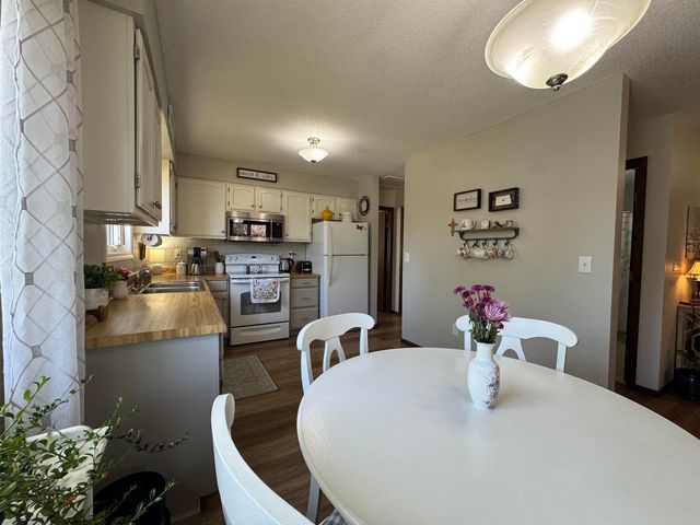 1417 Sunset Blvd, Minot, ND 58703