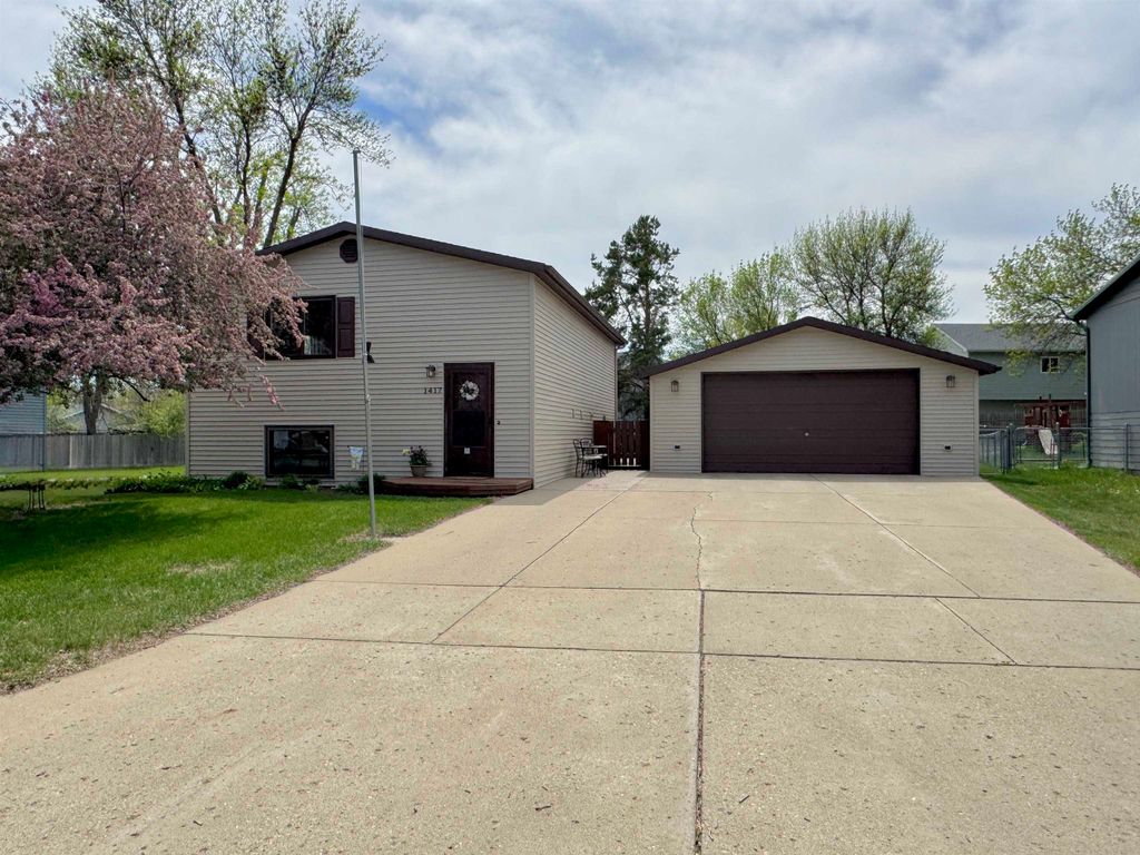 1417 Sunset Blvd, Minot, ND 58703