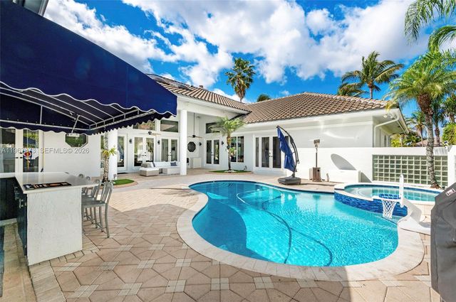 622 E Enclave Cir E, Pembroke Pines, FL 33027