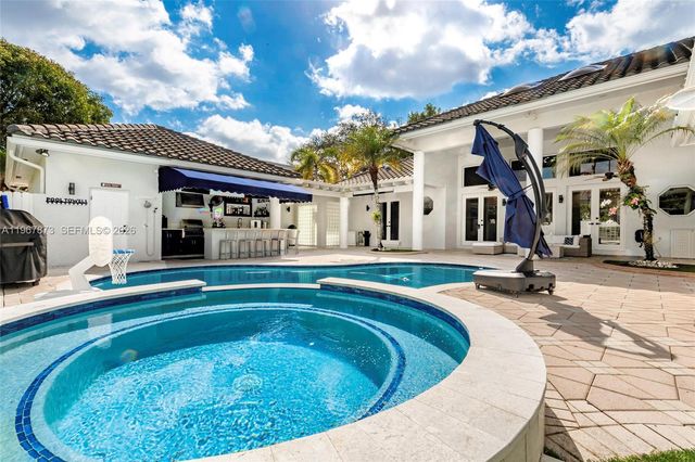 622 E Enclave Cir E, Pembroke Pines, FL 33027