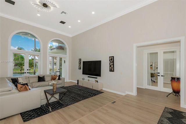 622 E Enclave Cir E, Pembroke Pines, FL 33027