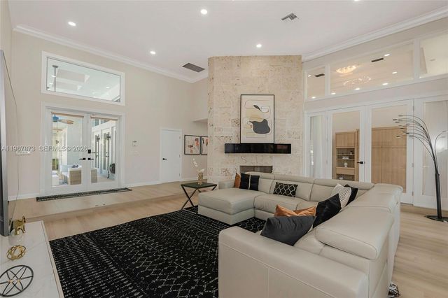 622 E Enclave Cir E, Pembroke Pines, FL 33027