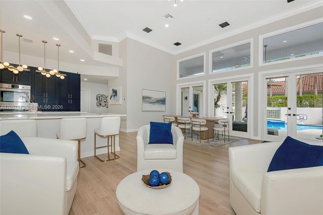 622 E Enclave Cir E, Pembroke Pines, FL 33027