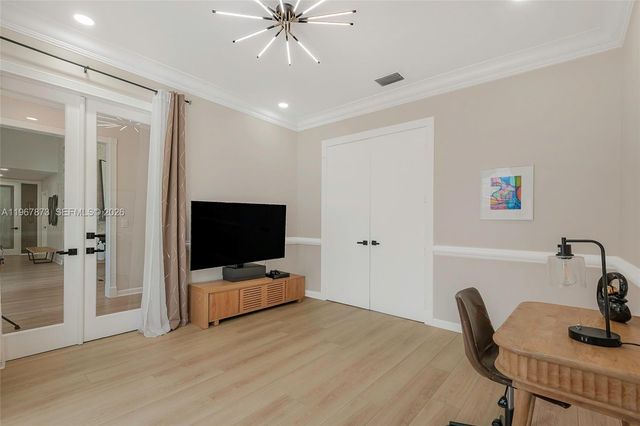 622 E Enclave Cir E, Pembroke Pines, FL 33027