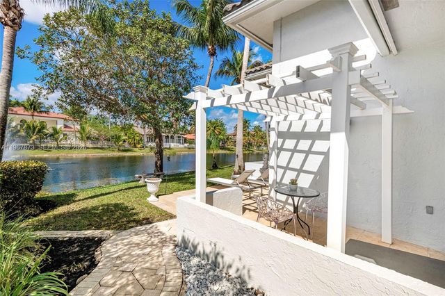 622 E Enclave Cir E, Pembroke Pines, FL 33027