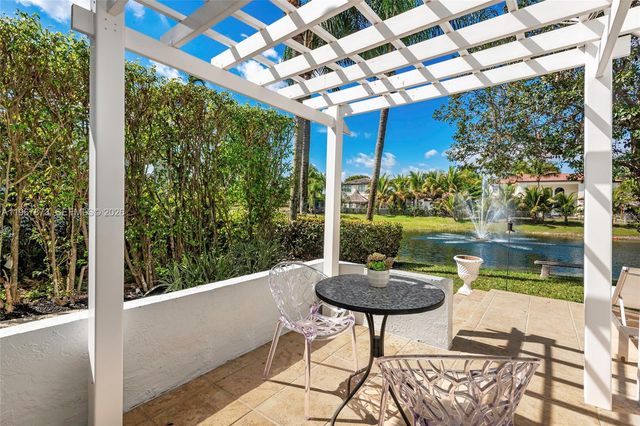 622 E Enclave Cir E, Pembroke Pines, FL 33027