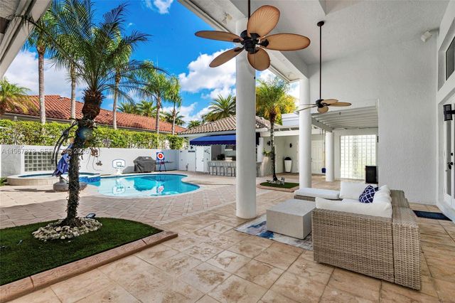 622 E Enclave Cir E, Pembroke Pines, FL 33027