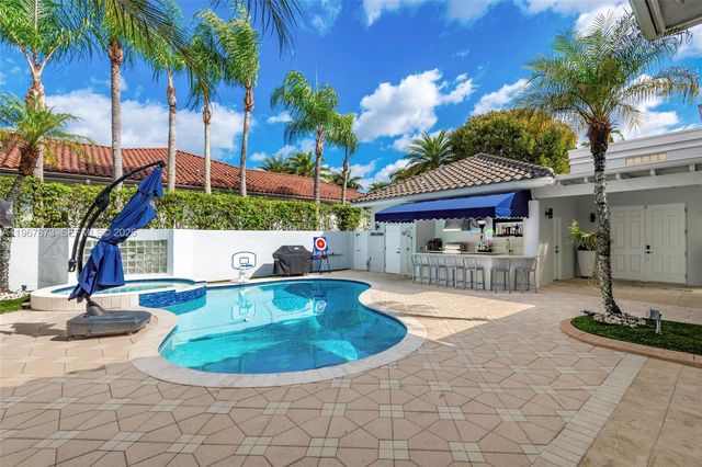 622 E Enclave Cir E, Pembroke Pines, FL 33027