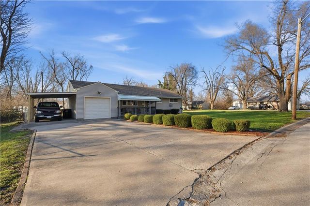 8600 Crystal Avenue, Kansas City, MO 64138