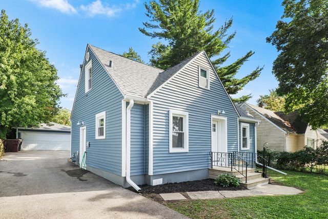 1511 Pine Grove Avenue, Round Lake Beach, IL 60073