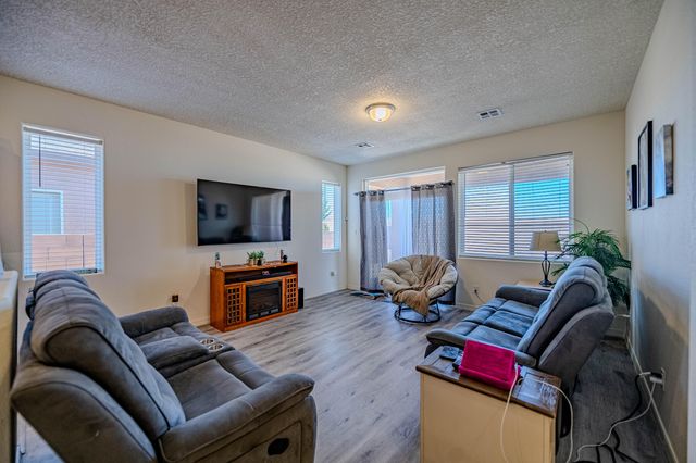 240 Rio Chama Circle SW, Los Lunas, NM 87031