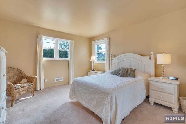 23 South Drive, Rochelle Park, NJ 07662