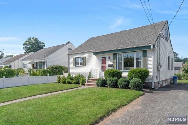 23 South Drive, Rochelle Park, NJ 07662