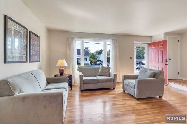 23 South Drive, Rochelle Park, NJ 07662