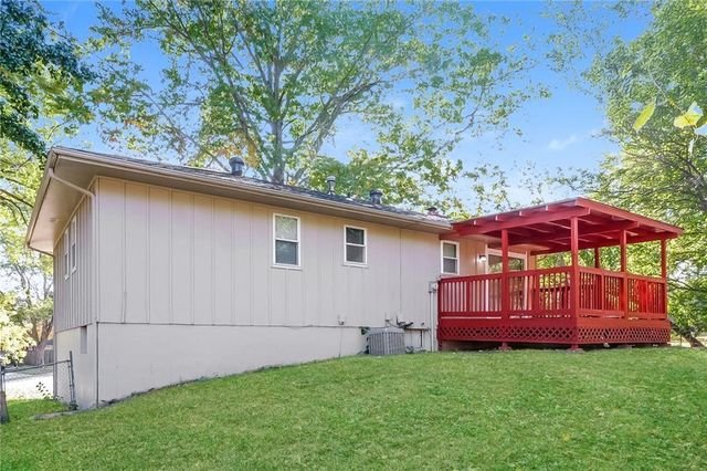 404 Keystone Court, Blue Springs, MO 64014