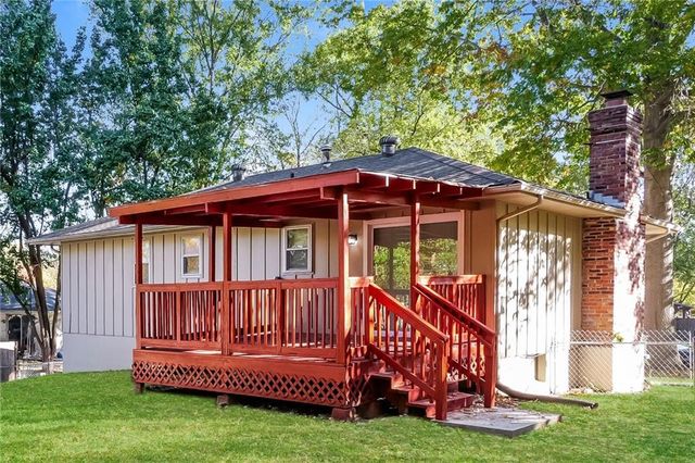 404 Keystone Court, Blue Springs, MO 64014