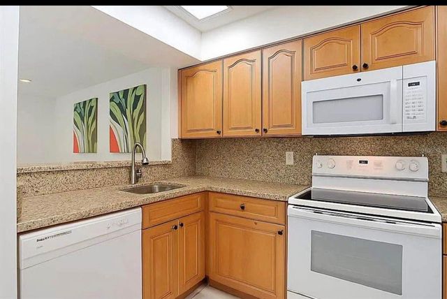 10131 LAKE OAK CIRCLE, Tampa, FL 33624