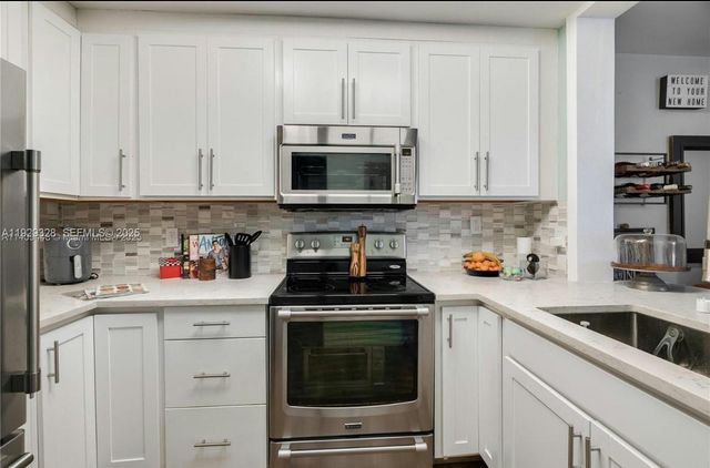 7173 Orange Dr 214B, Davie, FL 33314