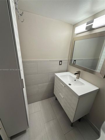 7173 Orange Dr 214B, Davie, FL 33314