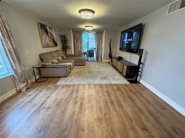 7173 Orange Dr 214B, Davie, FL 33314