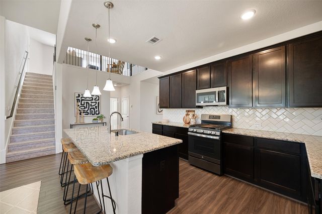 207 Canvasback Drive, Clute, TX 77531