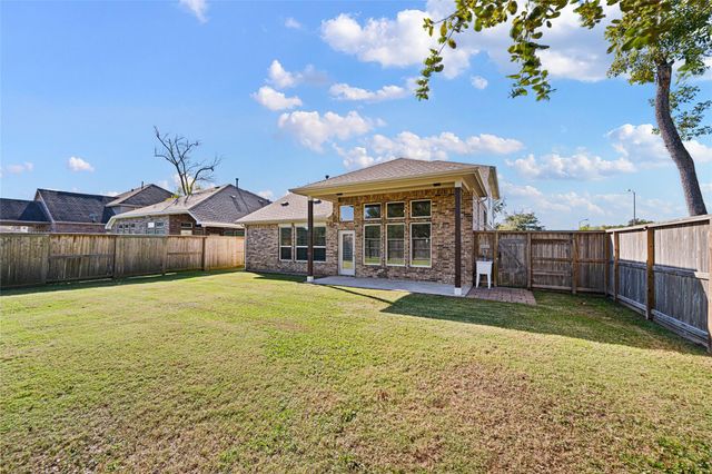 207 Canvasback Drive, Clute, TX 77531