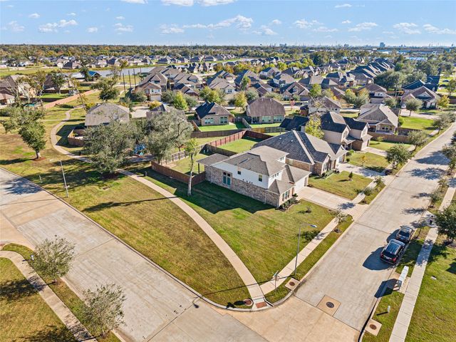 207 Canvasback Drive, Clute, TX 77531