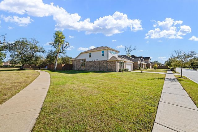 207 Canvasback Drive, Clute, TX 77531