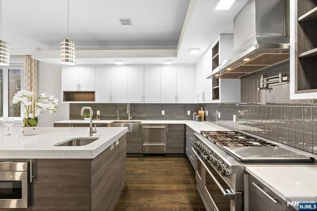 640 Undercliff Avenue, Edgewater, NJ 07020