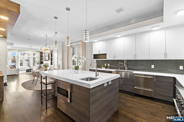 640 Undercliff Avenue, Edgewater, NJ 07020