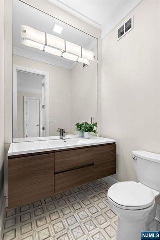 640 Undercliff Avenue, Edgewater, NJ 07020