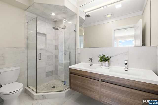 640 Undercliff Avenue, Edgewater, NJ 07020