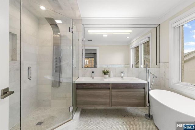 640 Undercliff Avenue, Edgewater, NJ 07020