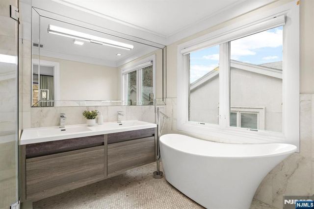 640 Undercliff Avenue, Edgewater, NJ 07020