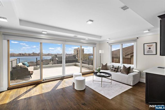 640 Undercliff Avenue, Edgewater, NJ 07020