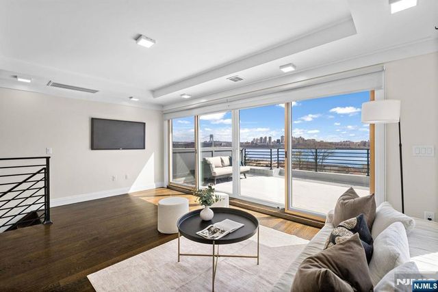 640 Undercliff Avenue, Edgewater, NJ 07020