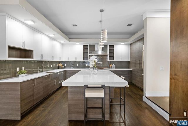 640 Undercliff Avenue, Edgewater, NJ 07020