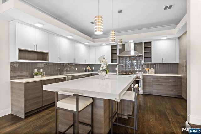 640 Undercliff Avenue, Edgewater, NJ 07020