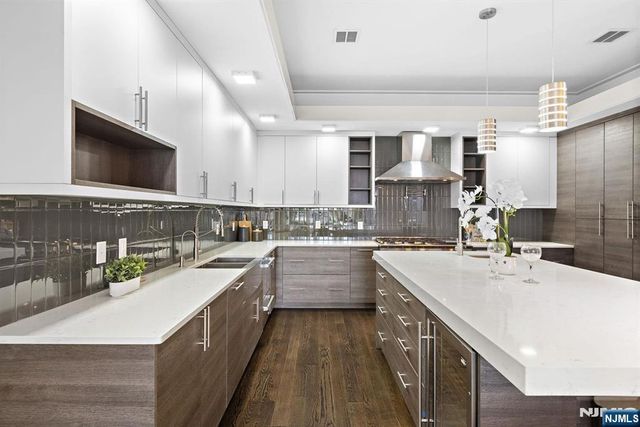 640 Undercliff Avenue, Edgewater, NJ 07020