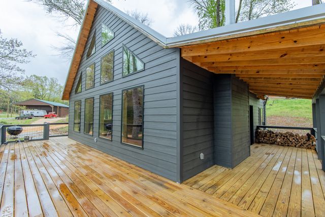 55 Kiki Cove, Clifton, TN 38425