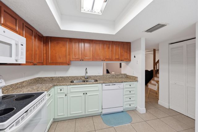 301 LAKEWOOD Drive 8A, Jupiter, FL 33458