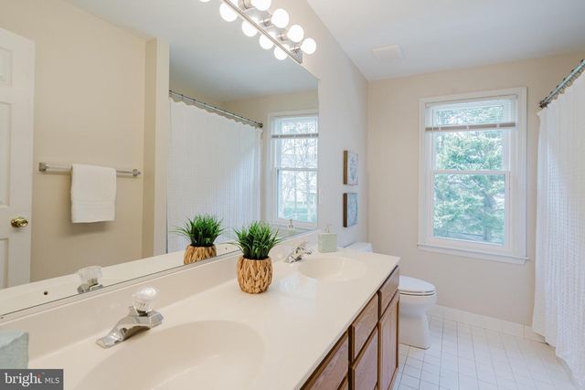 33 HUMMINGBIRD LN, Newark, DE 19711