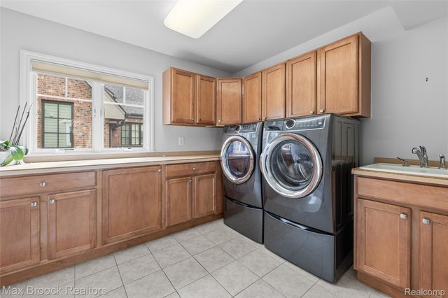 570 Pierce Street, Birmingham, MI 48009