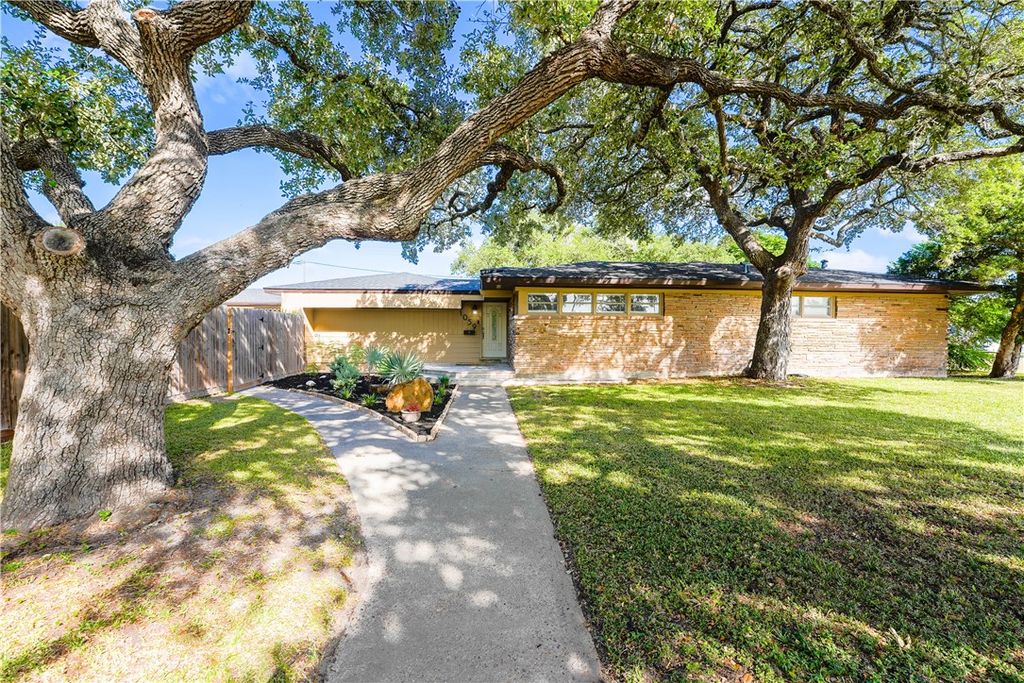 1059 S Mccampbell St, Aransas Pass, TX 78336