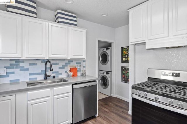 1082 1082 16th St, Oakland, CA 94607