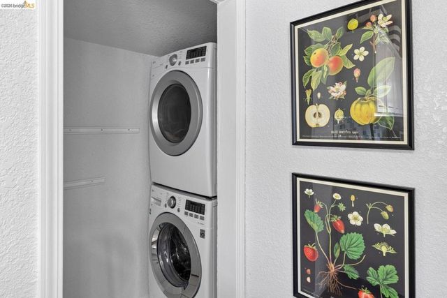 1082 1082 16th St, Oakland, CA 94607