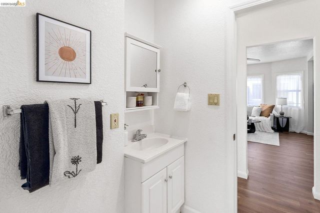 1082 1082 16th St, Oakland, CA 94607