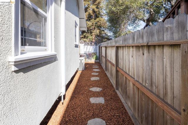 1082 1082 16th St, Oakland, CA 94607