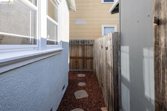 1082 1082 16th St, Oakland, CA 94607