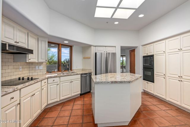 10095 E GRAYTHORN Drive, Scottsdale, AZ 85262